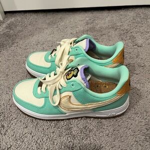 Nike Air Force 1 Low '07 Happy Pineapple GREEN GLOW/COCONUT MILK/METALLIC GOLD
